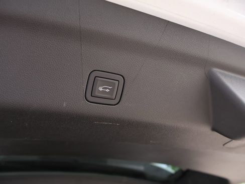 Used 2025 GMC Yukon XL Denali AWD/4WD image 9