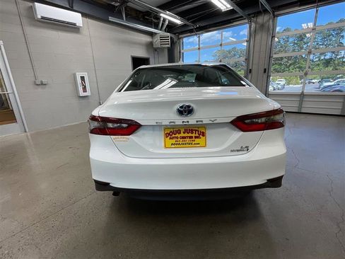 Used 2021 Toyota Camry LE image 4
