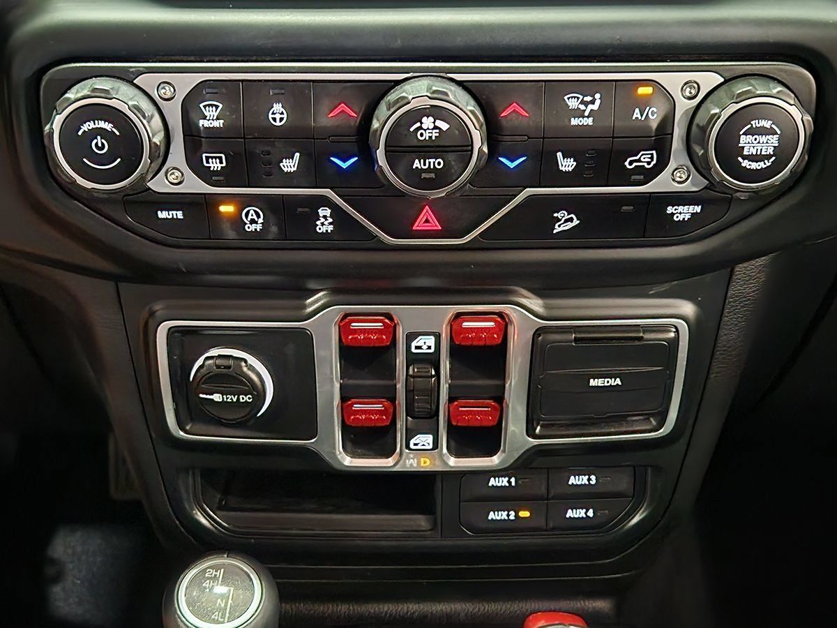 Used 2018 Jeep Wrangler Unlimited Sahara w/ Cold Weather Group AWD/4WD image 37