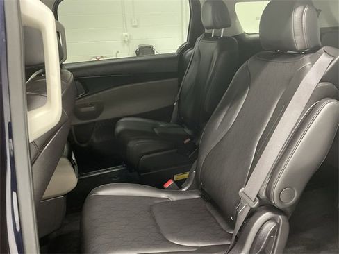 Used 2025 Kia Carnival image 17