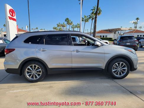 Used 2018 Hyundai Santa Fe SE w/ Cargo Package image 3