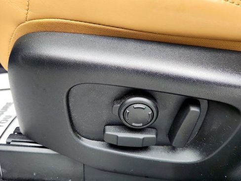 Used 2023 Land Rover Discovery Metropolitan Edition image 12