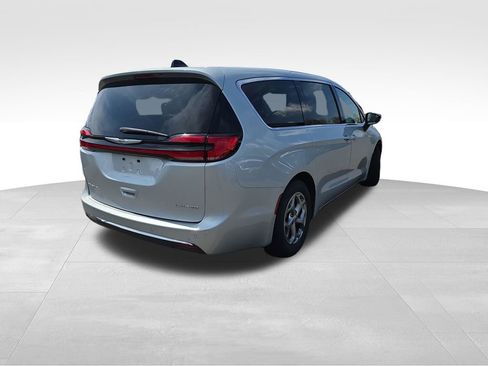 Used 2024 Chrysler Pacifica Limited image 8