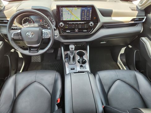Used 2021 Toyota Highlander Limited FWD image 9
