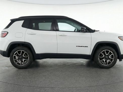 Used 2025 Jeep Compass Trailhawk AWD/4WD image 11