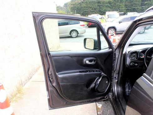 Used 2018 Jeep Renegade Altitude w/ UConnect 8.4 Nav Group image 19