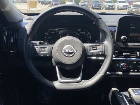 Used 2022 Nissan Pathfinder SV FWD image 11
