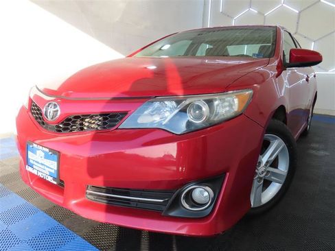 Used 2012 Toyota Camry SE w/ Preferred Accessory Pkg FWD image 1