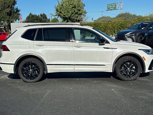 Used 2022 Volkswagen Tiguan SE R-Line image 3
