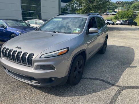 Used 2016 Jeep Cherokee Latitude w/ Cold Weather Group AWD/4WD image 4