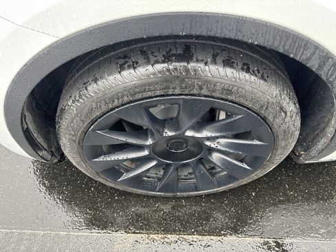 Used 2022 Tesla Model Y Long Range image 37