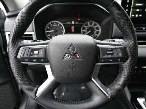 Used 2025 Mitsubishi Outlander SE image 25