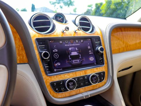 Used 2017 Bentley Bentayga W12 AWD image 18