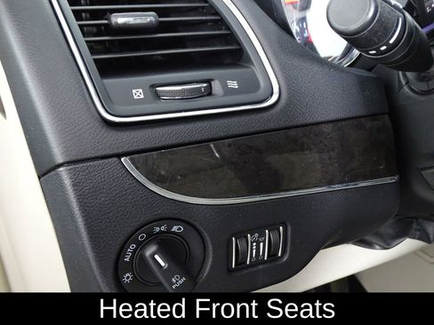 Used 2014 Chrysler Town & Country Touring-L w/ Driver Convenience Group image 17