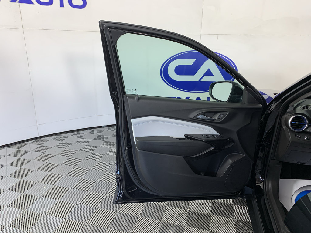 Used 2025 Chevrolet Trax LT FWD image 13