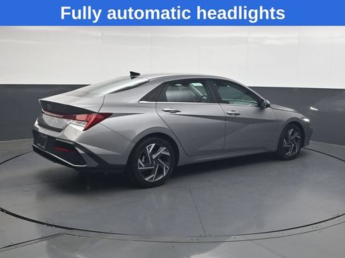 Used 2025 Hyundai Elantra Limited FWD image 4