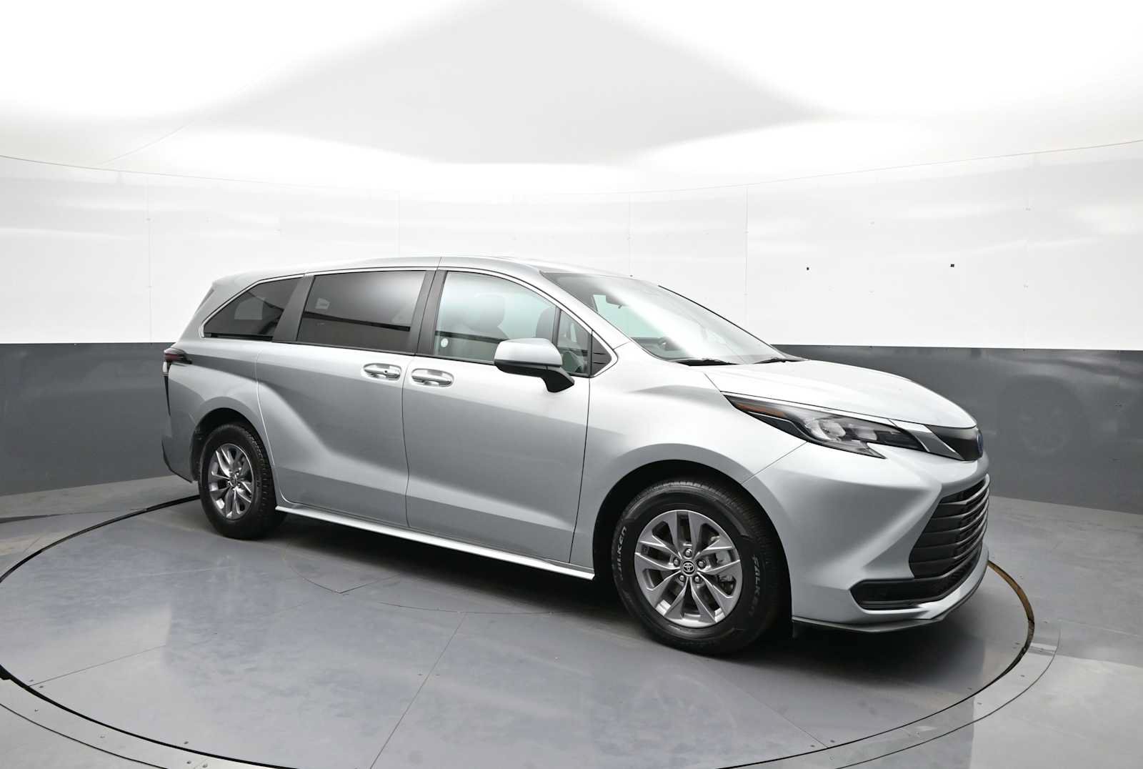 Used 2025 Toyota Sienna LE FWD image 4