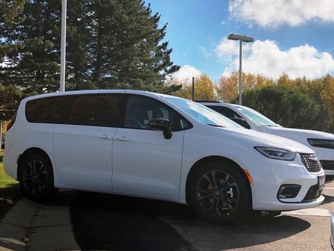 New 2026 Chrysler Pacifica Select image 10