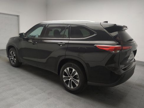 Used 2021 Toyota Highlander XLE FWD image 3