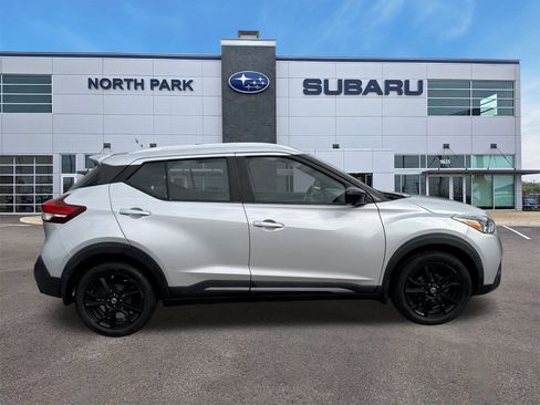 Used 2020 Nissan Kicks SR image 2
