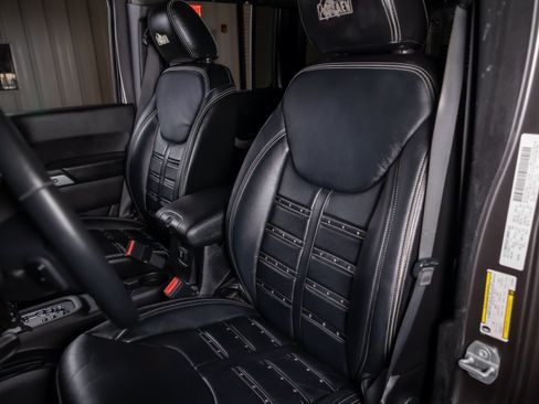 Used 2014 Jeep Wrangler Unlimited Rubicon w/ Max Tow Package AWD/4WD image 5