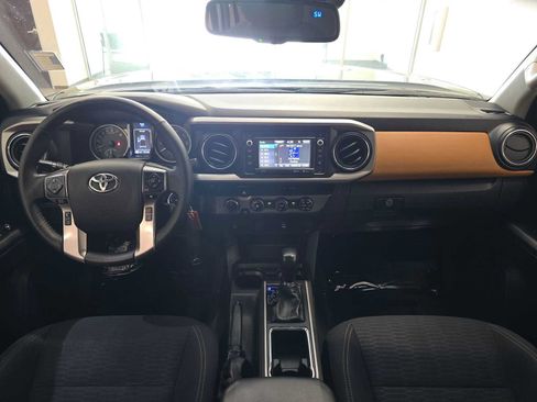 Used 2018 Toyota Tacoma SR5 AWD/4WD image 10