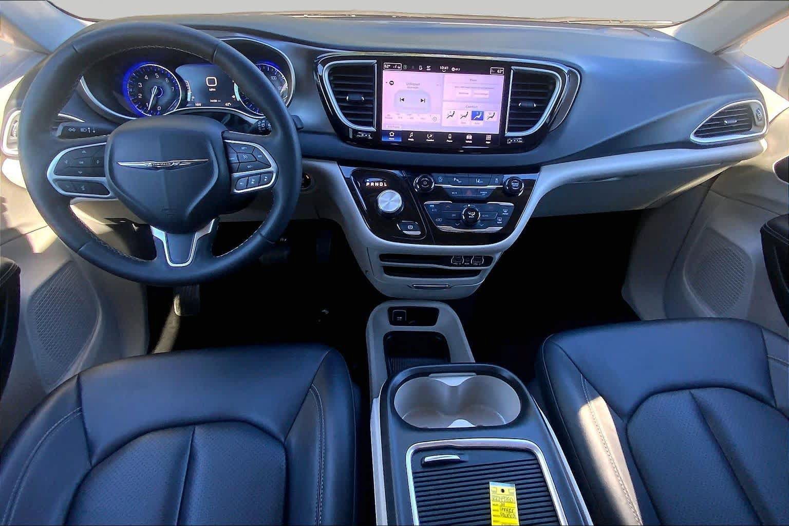 Used 2024 Chrysler Pacifica Touring-L FWD image 14