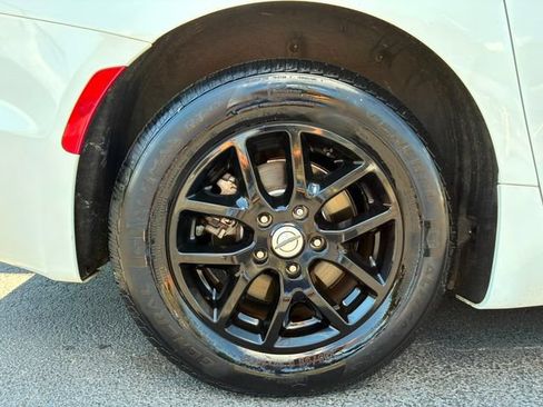 Used 2021 Chrysler Pacifica Touring-L FWD image 23