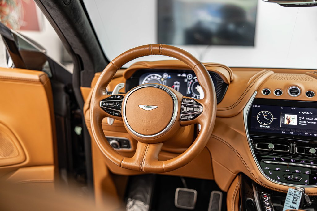 Used 2021 Aston Martin DBX AWD/4WD image 38