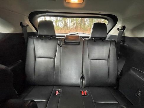 Used 2024 Toyota Highlander LE image 19