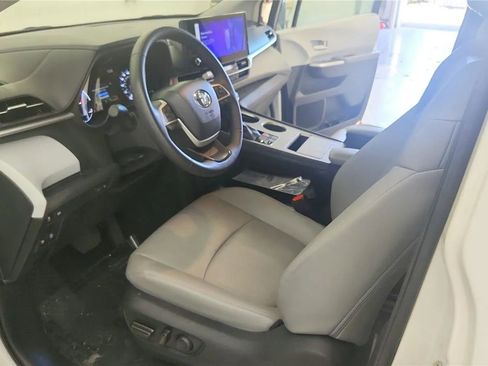 Used 2025 Toyota Sienna XLE FWD image 22