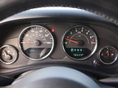 Used 2018 Jeep Wrangler Unlimited Sahara w/ Connectivity Group image 13