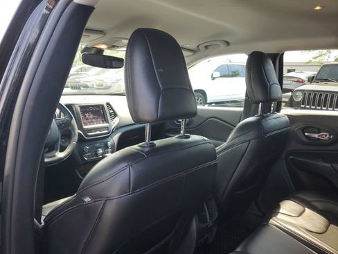 Used 2019 Jeep Cherokee Trailhawk w/ Comfort & Convenience Group AWD/4WD image 11