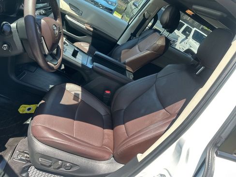 Used 2023 Toyota Sienna Platinum AWD/4WD image 30