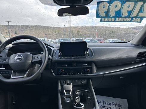 Used 2025 Nissan Rogue SV image 17