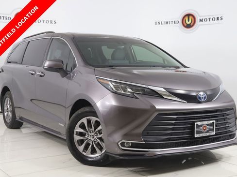 Used 2021 Toyota Sienna XLE FWD image 1