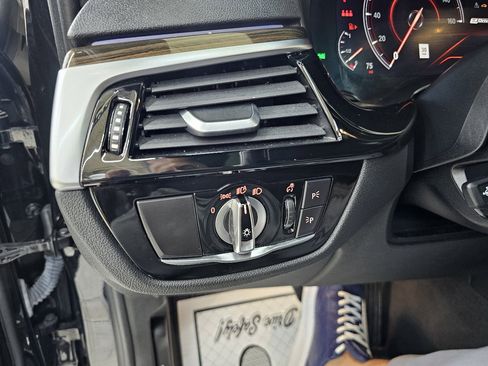 Used 2019 BMW 530e w/ Premium Package image 37