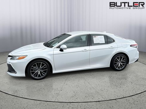 Used 2023 Toyota Camry XLE w/ Navigation Package FWD image 3