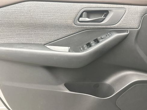 Used 2023 Nissan Rogue S AWD/4WD image 9