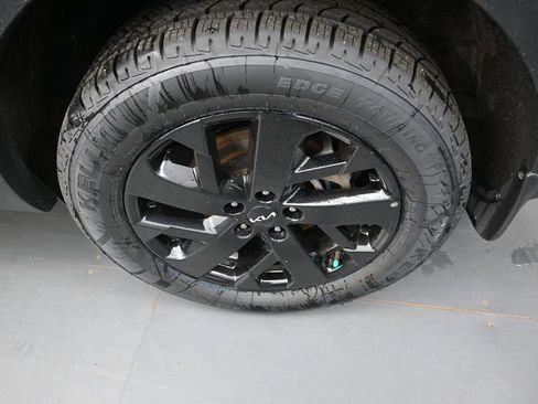 Certified 2023 Kia Sorento S w/ Panoramic Sunroof Package AWD/4WD image 9