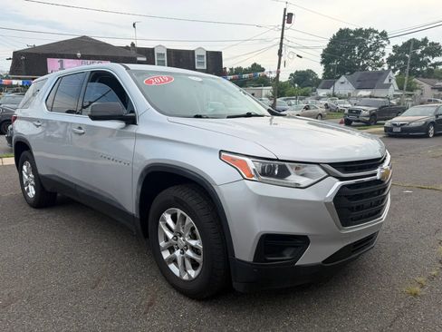 Used 2019 Chevrolet Traverse LS FWD image 2