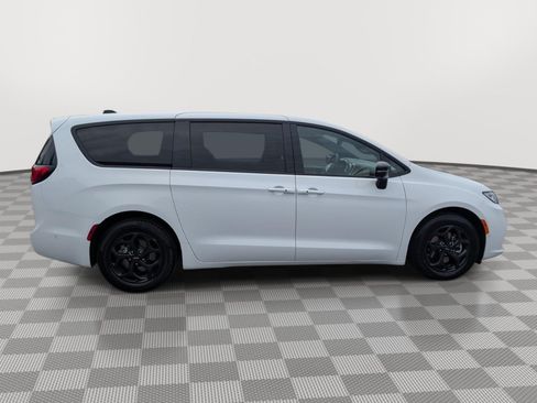 Used 2024 Chrysler Pacifica Limited FWD image 6