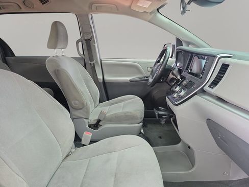 Used 2019 Toyota Sienna L w/ Carpet Mat Package image 15