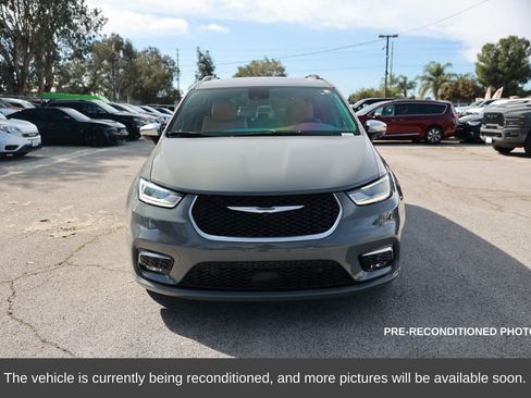 Used 2023 Chrysler Pacifica Pinnacle image 9