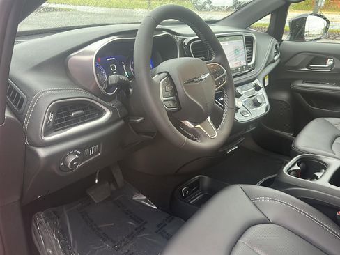 New 2026 Chrysler Pacifica Select image 11
