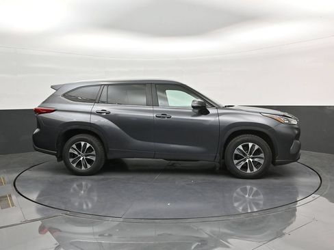 Used 2023 Toyota Highlander L AWD/4WD image 9