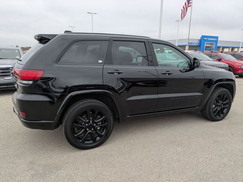Used 2022 Jeep Grand Cherokee Laredo X image 2