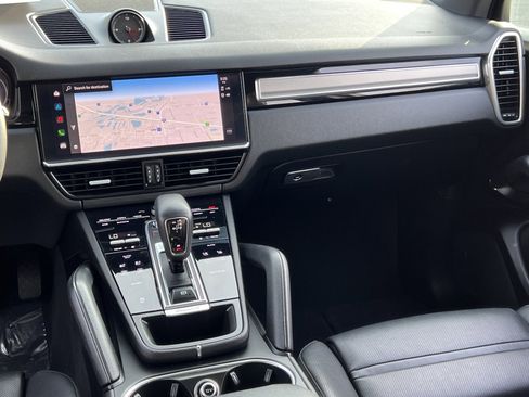 Certified 2023 Porsche Cayenne Platinum Edition image 23