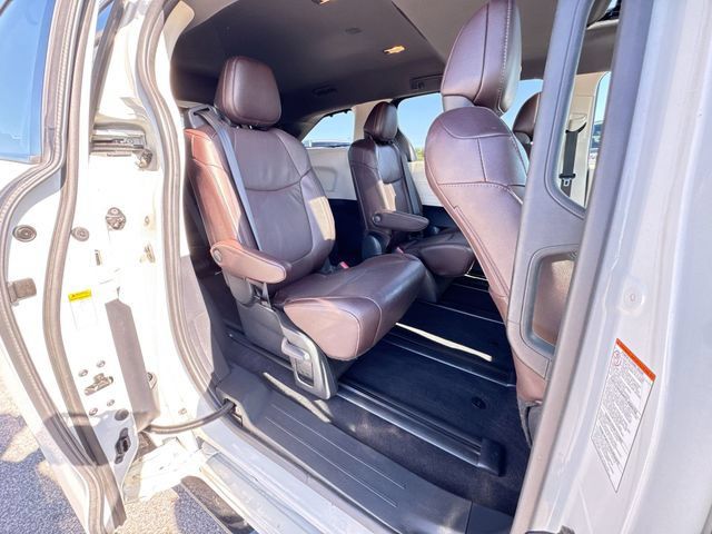 Used 2021 Toyota Sienna Platinum AWD/4WD image 28