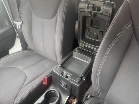 Used 2013 Jeep Wrangler Unlimited Sahara image 27